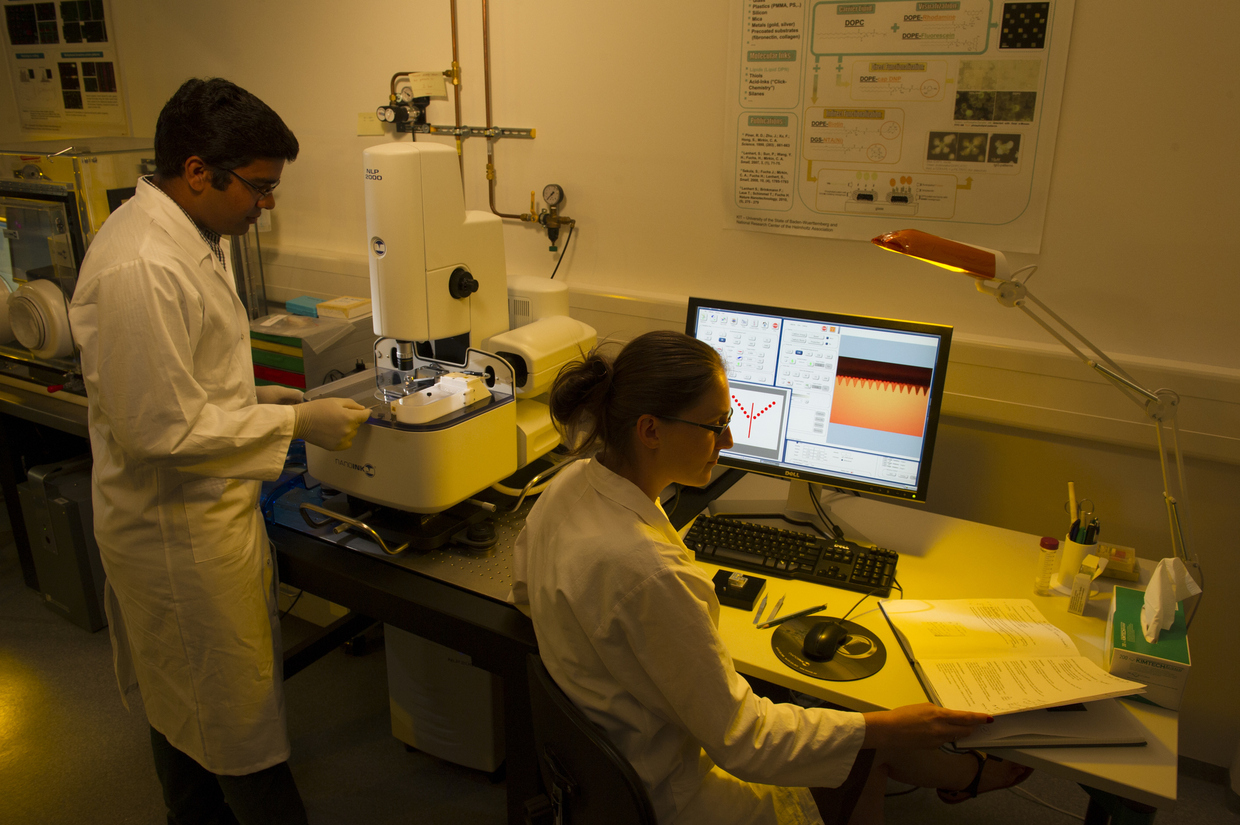 Members of the INT working on the Dip-Pen-Nanolithography instrument of KNMF