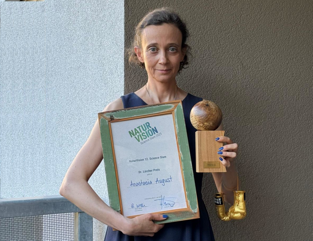Anastasia August with the award from the NaturVision Slam in Ludwigsburg